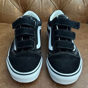 Vans Black and White Velcro Skate Sneakers. Wore once. Mens 6. Womens 7.5